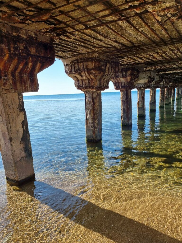 Прозрачная морская вода под пирсом
